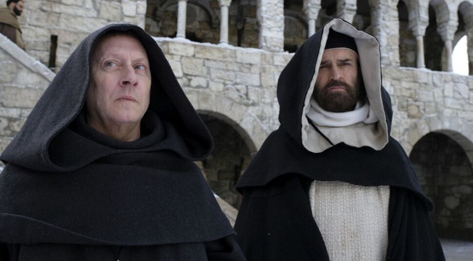 Michael Emerson und Rupert Everett in der Serie Der Name der Rose | © 2019 Palomar/11 Marzo Film / Fabio Lovino