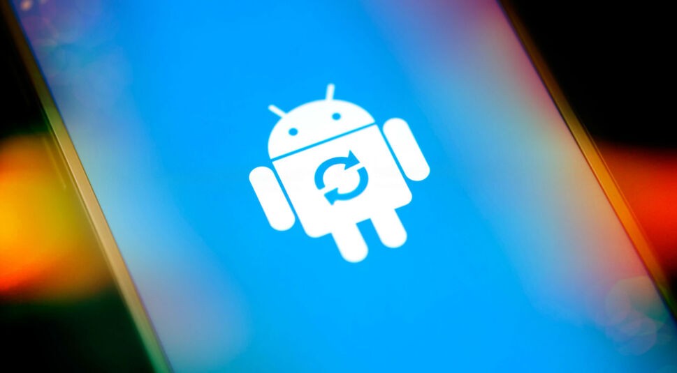 Android wird auf einem Smartphone installiert.