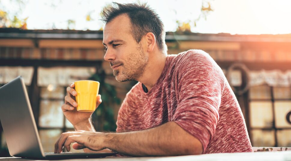 Mann erstellt sein eigenes Google-Chrome-Design