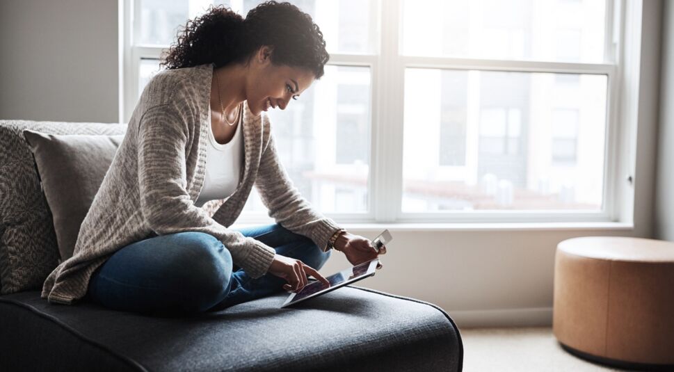 Junge Frau nutzt Firefox Send