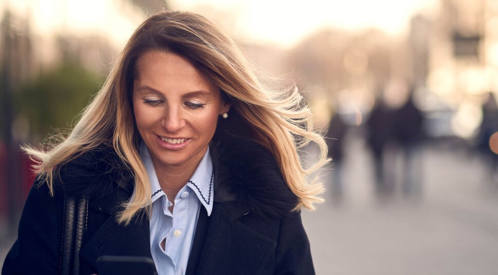 Frau nutzt Google Chrome am Smartphone.