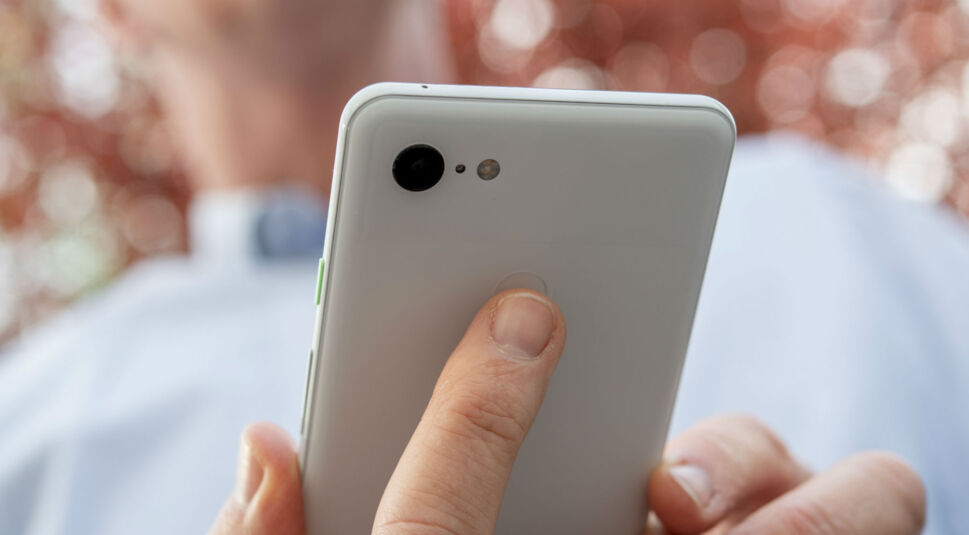 Das Google Pixel 3 via Fingerabdrucksensor sicher entsperren.