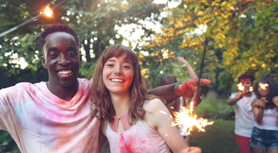 Freunde nutzen HomePod bei einer Party