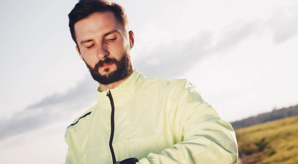 Junger Mann hört Musik über die Apple Watch.