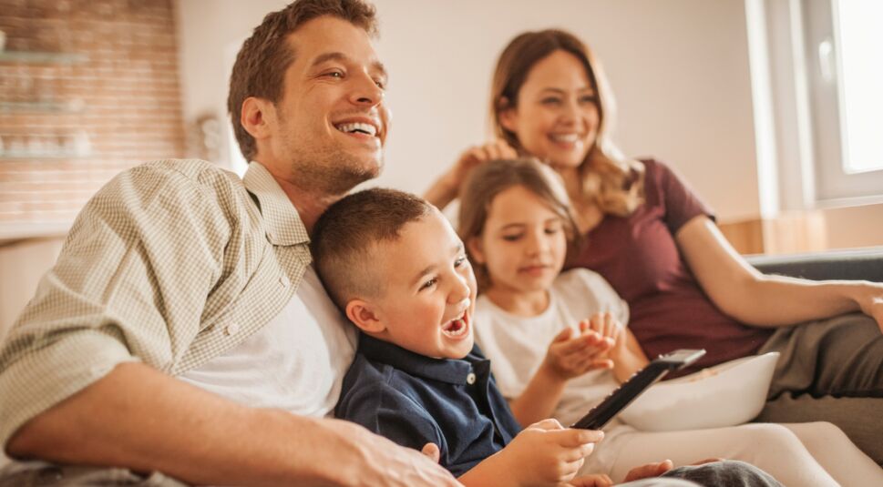 Familie schaut zusamme Netflix