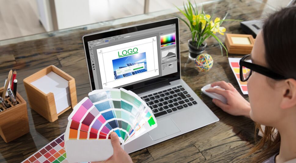 Frau erstellt eigenes Logo mit Photoshop