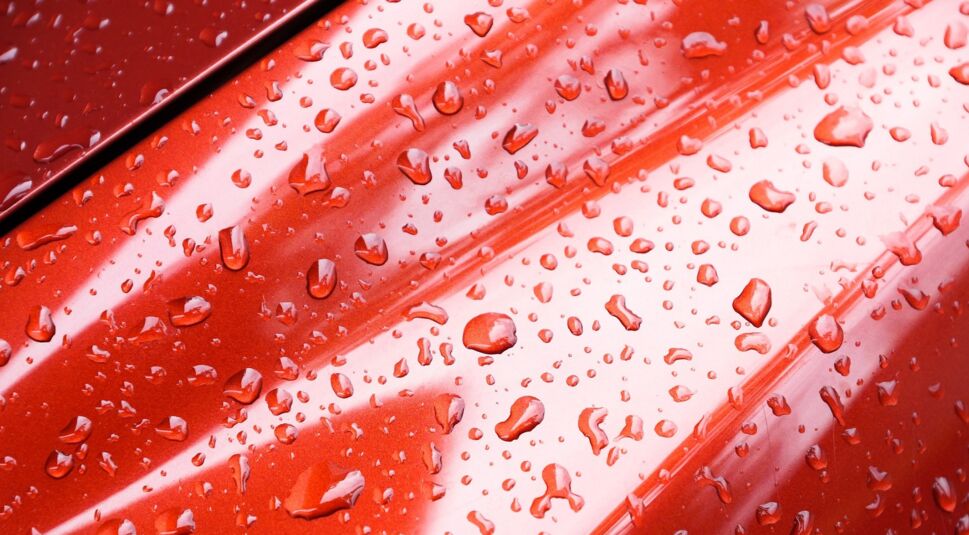 Regentropfen auf Auto