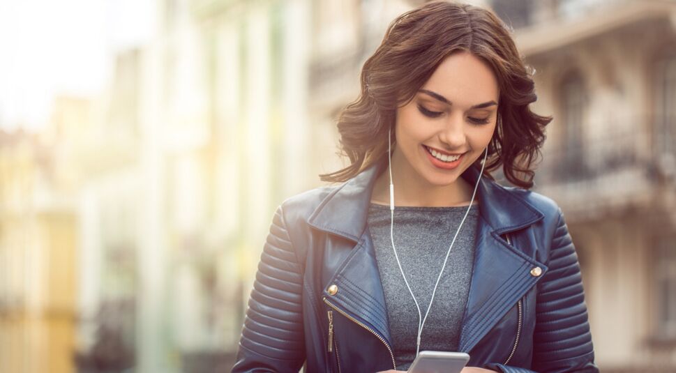 Junge Frau hört Musik über Spotify