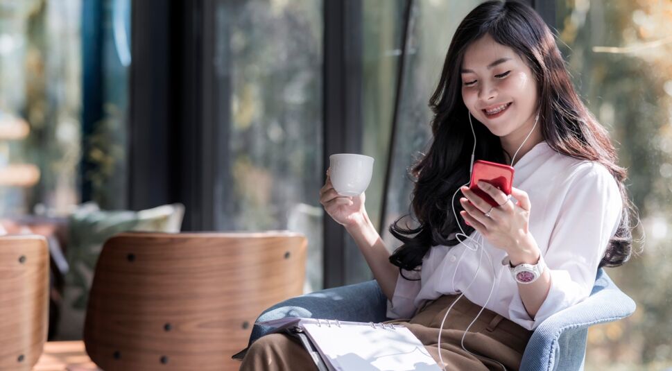 Junge Frau hört Musik über Spotify