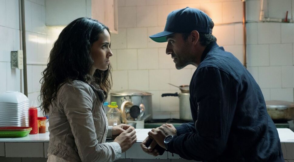 Adria Arjona und Oscar Isaac in Triple Frontier