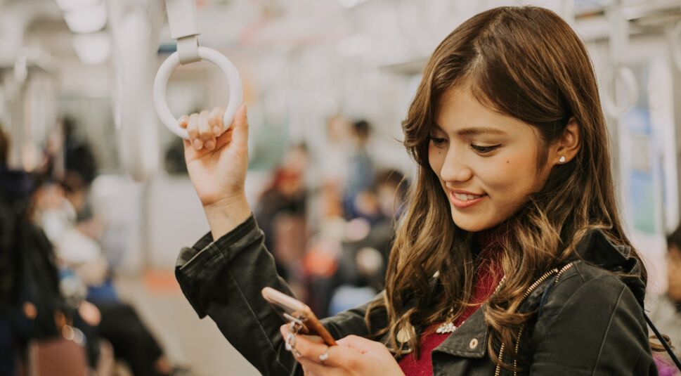 Frau regelt Heizung per App