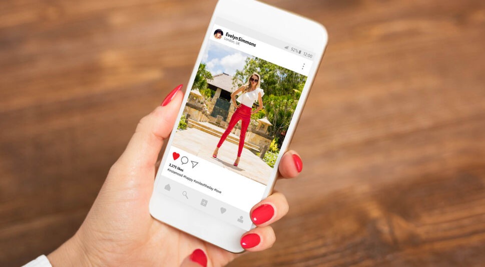 Auf dem Smartphone ein Instagram-Foto samt Bildbeschreibung ansehen.