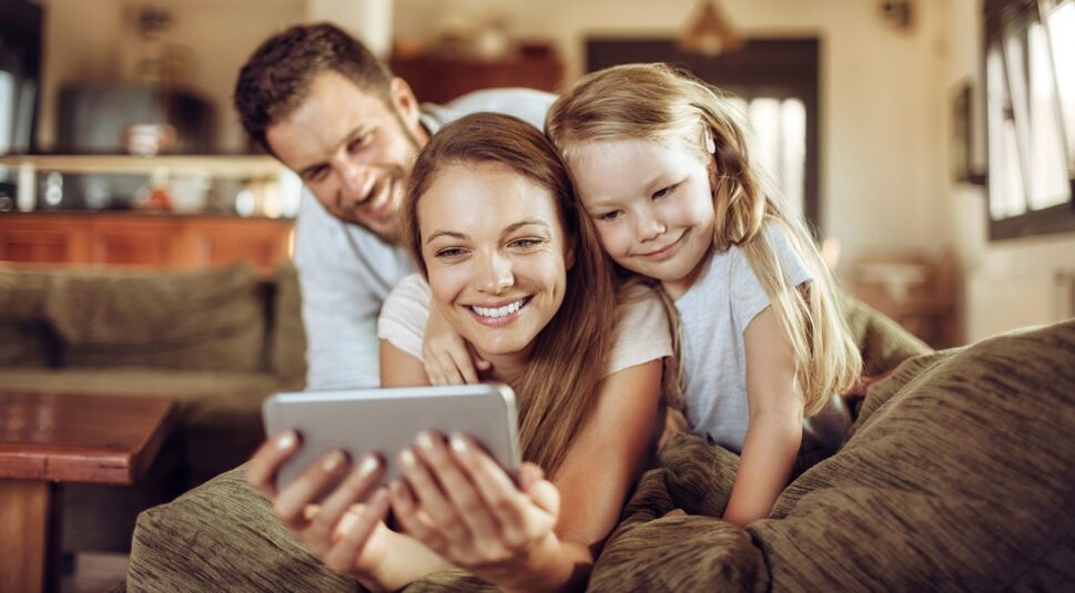 Familie schaut sich Fotos auf dem iPhone an