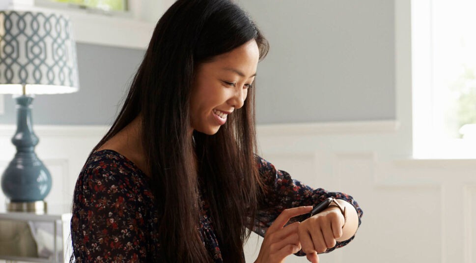 Frau stellt den Wecker der Apple Watch.