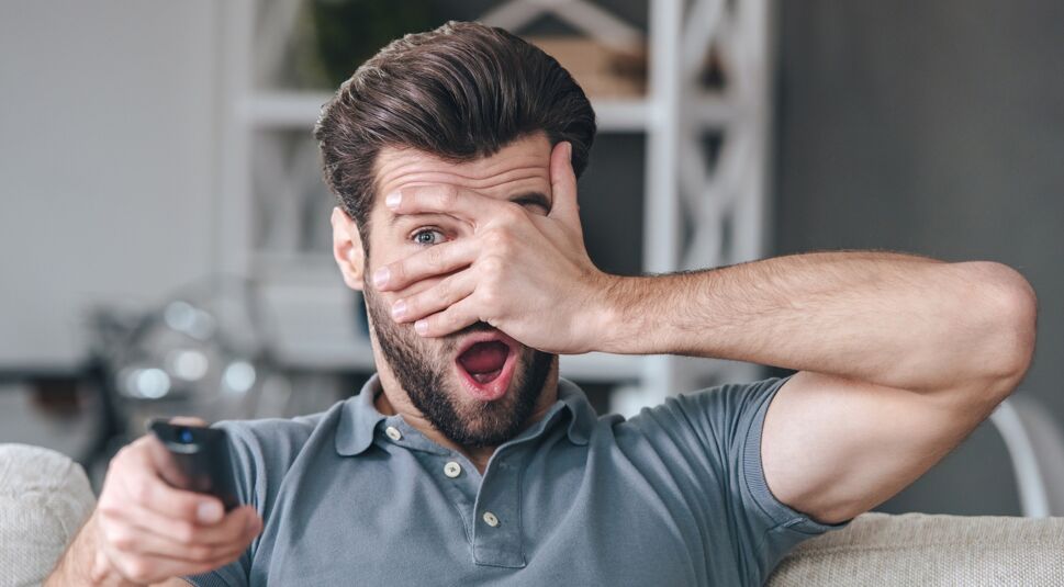 Junger Mann schaut Halo.