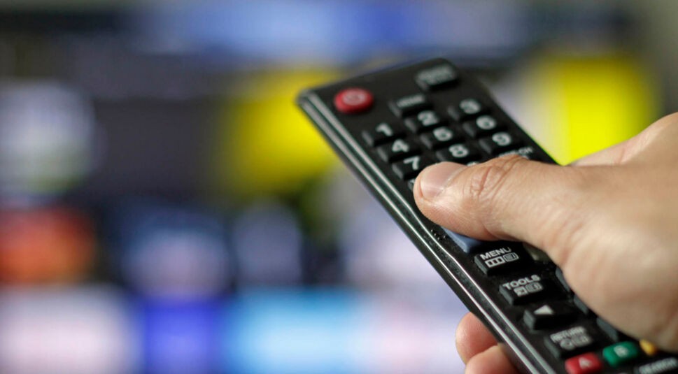 Mit der Fernbedienung das Fernsehgerät steuern.