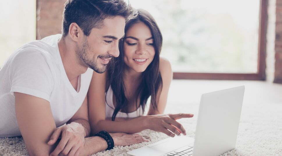 Pärchen informiert sich am Laptop über Word-Shortcuts.