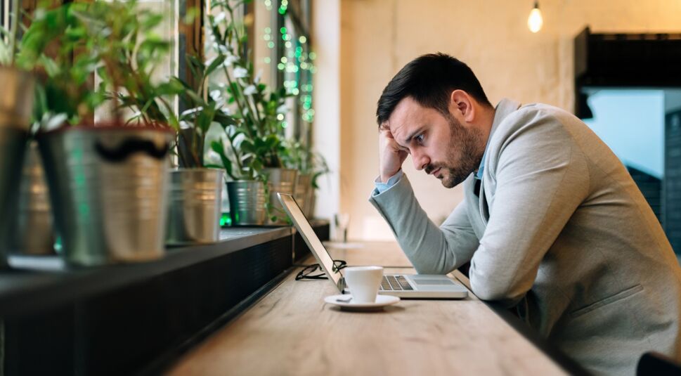 Junger Mann arbeitet mit Excel