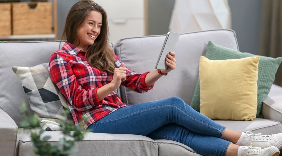 Junge Frau skypt mit einem Freund