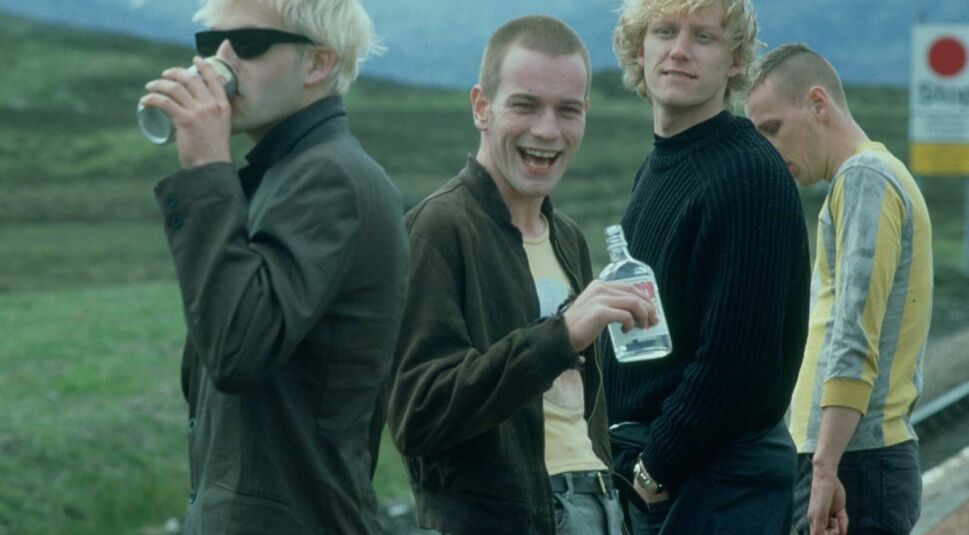 Das Bild zeigt den Cast von Trainspotting beim Trinken.