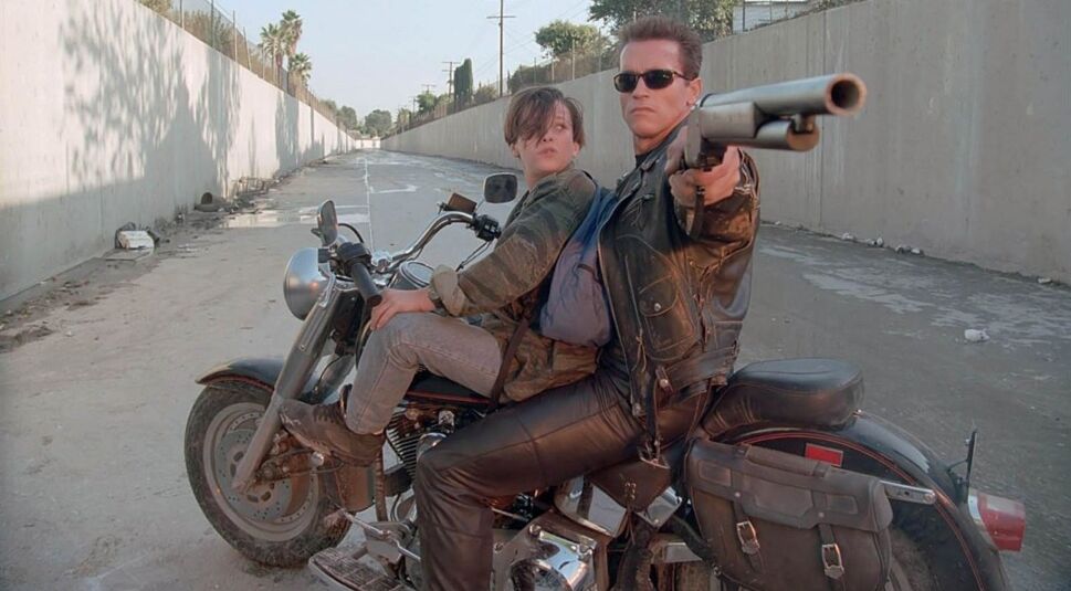Arnold Schwarzenegger und Edward Furlong im Zeitreisefilm Terminator 2 | © StudioCanal