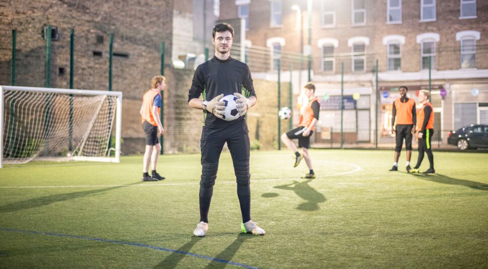 Torwart bereitet sich mit Team auf ein Spiel vor