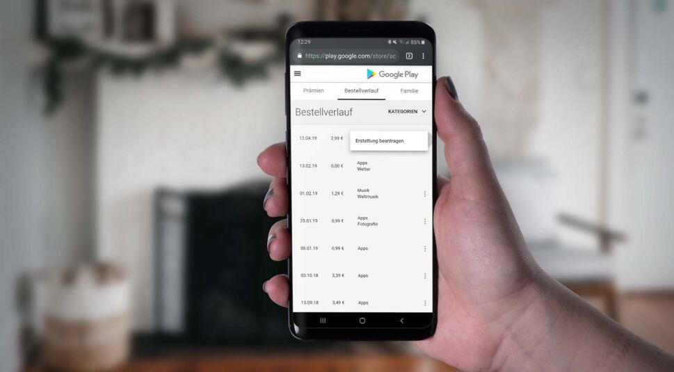 Im Google Play Store am Smartphone eine Erstattung beantragen.