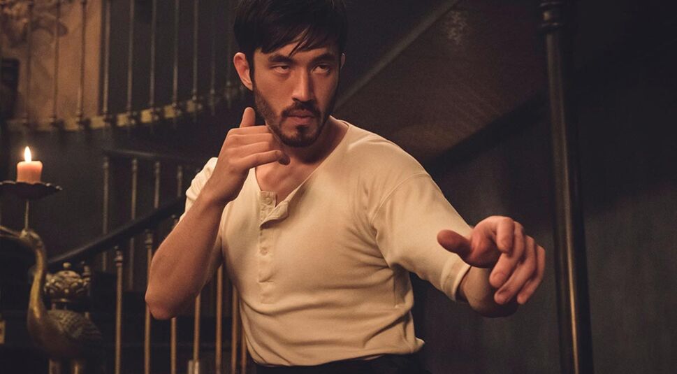 Andrew Koji als Martial-Arts-Kämpfer Ah Sahm