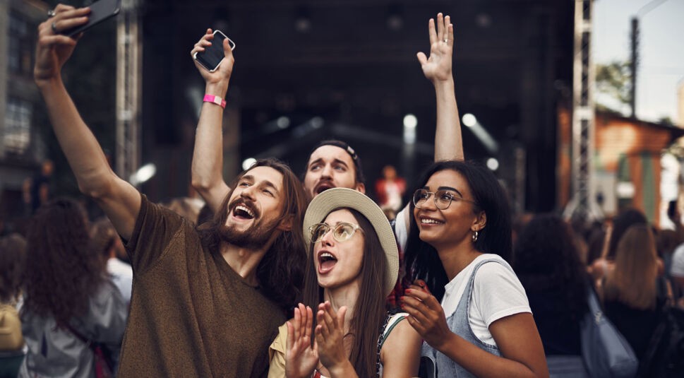 Eine Gruppe Menschen macht ein Selfie auf einem Festival