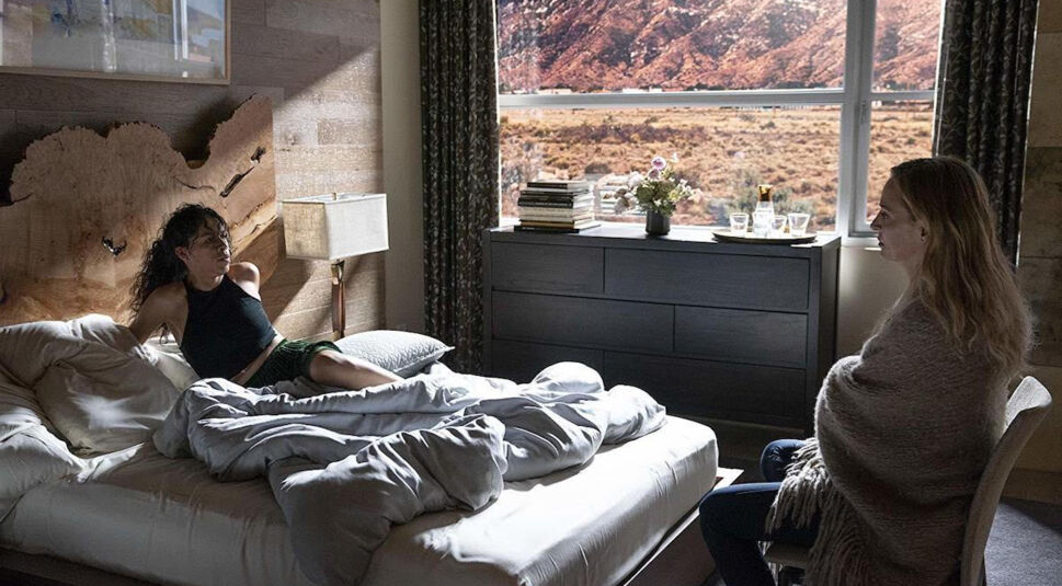  Sasha (Sivan Alyra Rose) traut Nancy LeFevre (Uma Thurman) nicht | © Netflix