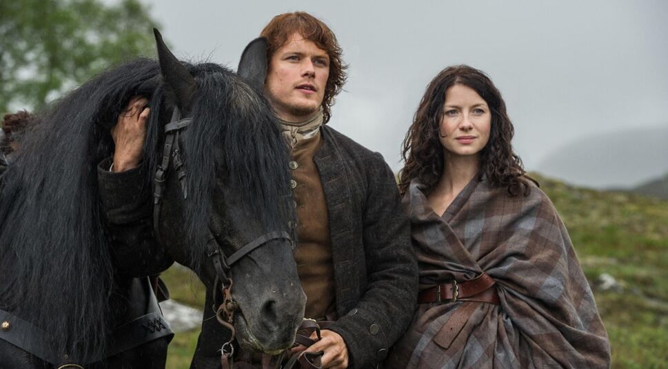 Caitriona Balfe und Sam Heughan in der Zeitreiseserie Outlander | © Starz Entertainment