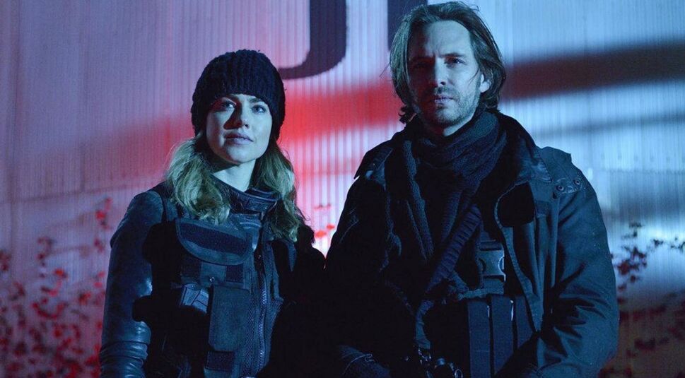 Aaron Stanford und Amanda Schull in der Zeitreiseserie 12 Monkeys | © Ben Mark Holzberg/Syfy