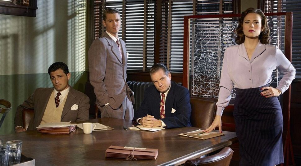 Hayley Atwell, Chad Michael Murray, Enver Gjokaj und Shea Wigham in Agent Carter | © ABC