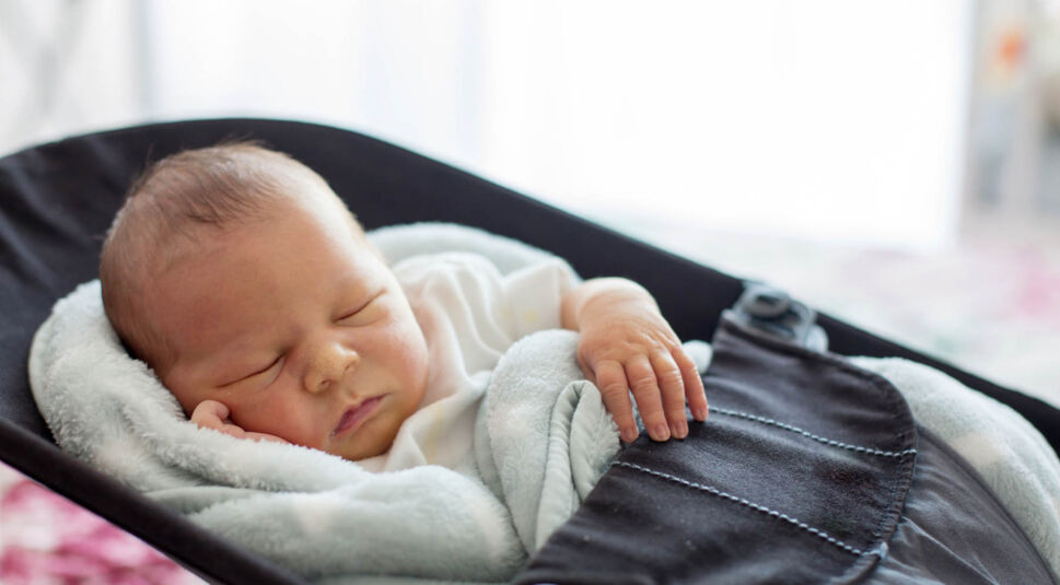 Aufgrund einer Föhn-App eingeschlafenes Baby.