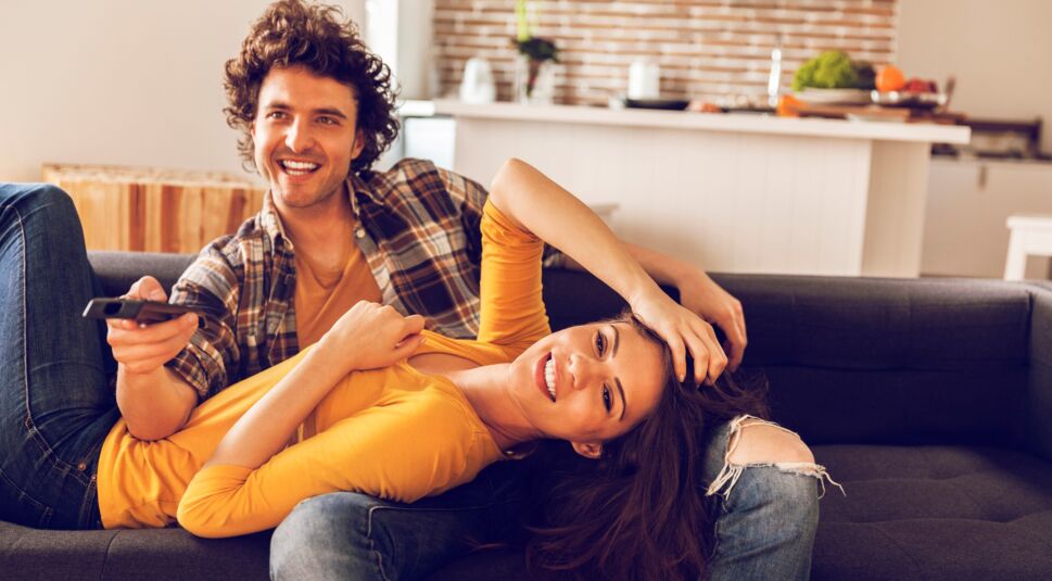 Junges Paar schaut TV