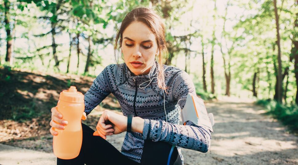 Frau macht Sport mit Fitnesstracker
