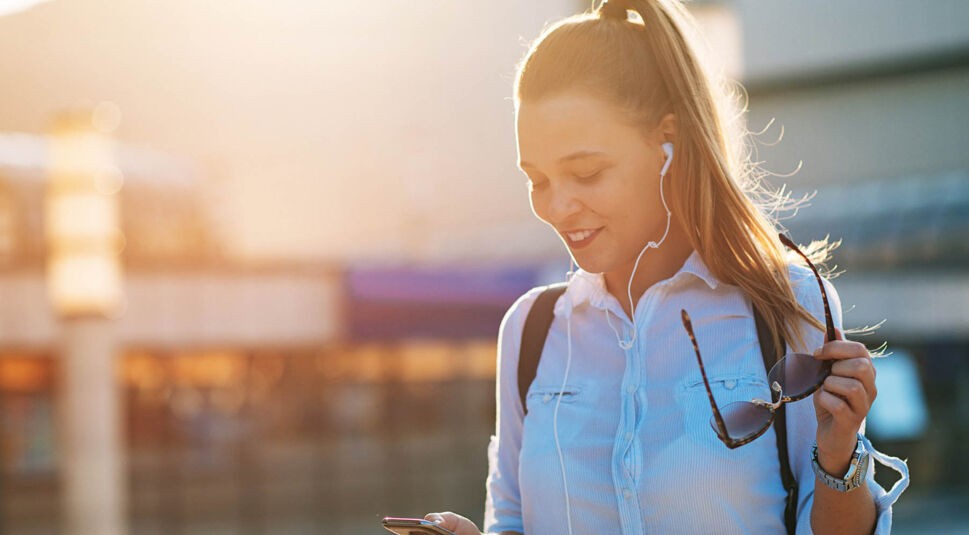 Frau löst am Smartphone ihr Deezer-Problem.