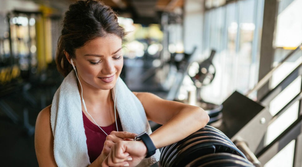 Junge Frau sucht an der Apple Watch nach einem System-Update.