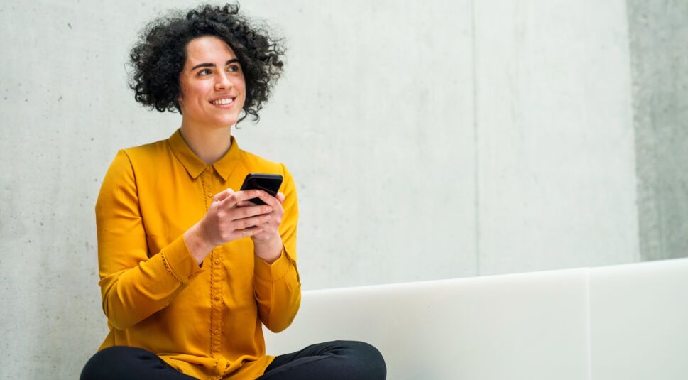 Frau mit Smartphone mag Anmelden mit Apple