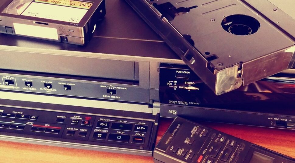 EIn Videorekorder für Kinderserien der 90er | © Gemeinfrei von InspiredImages auf Pixabay