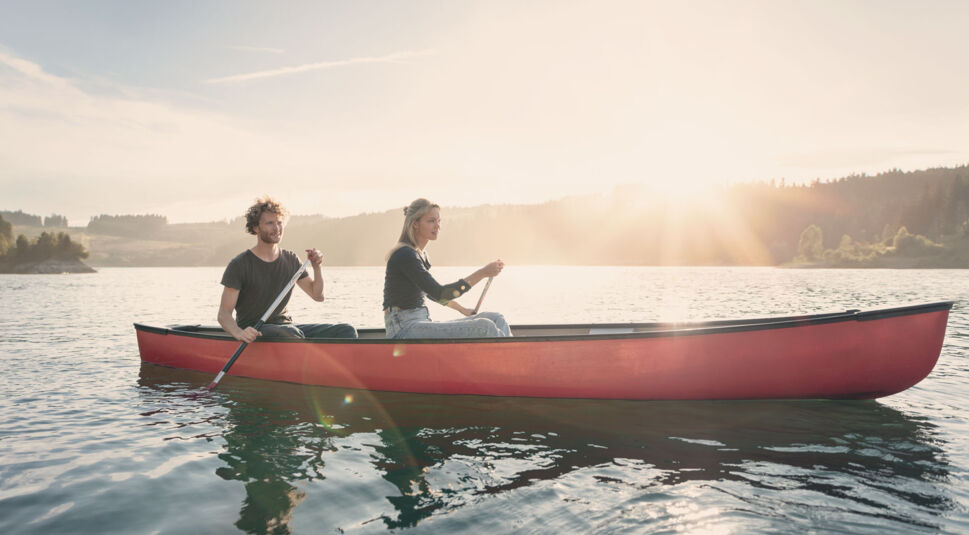 Ein Paar beim Paddeln in einem Boot
