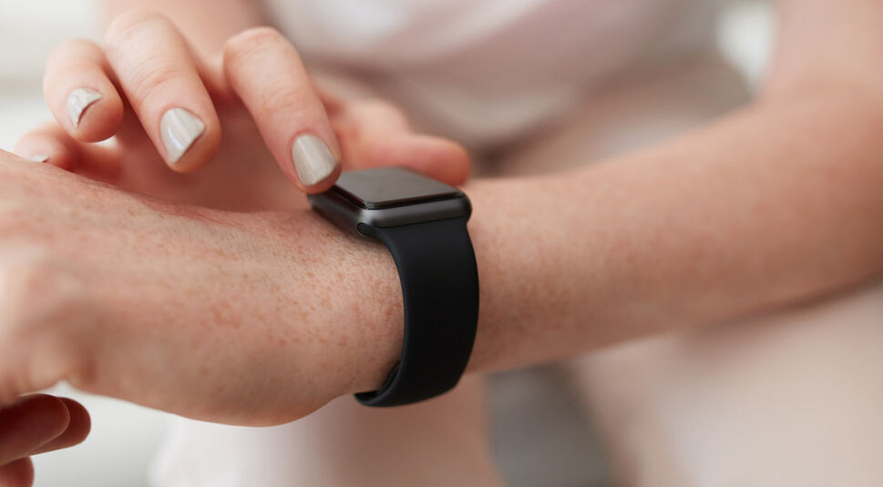 Auf dem Display der Apple Watch eine Mail eintippen.