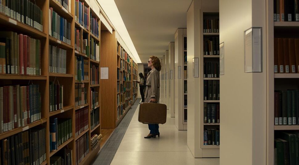 Julika Jenkins als Claudia Tiedemann in Dark Staffel 2