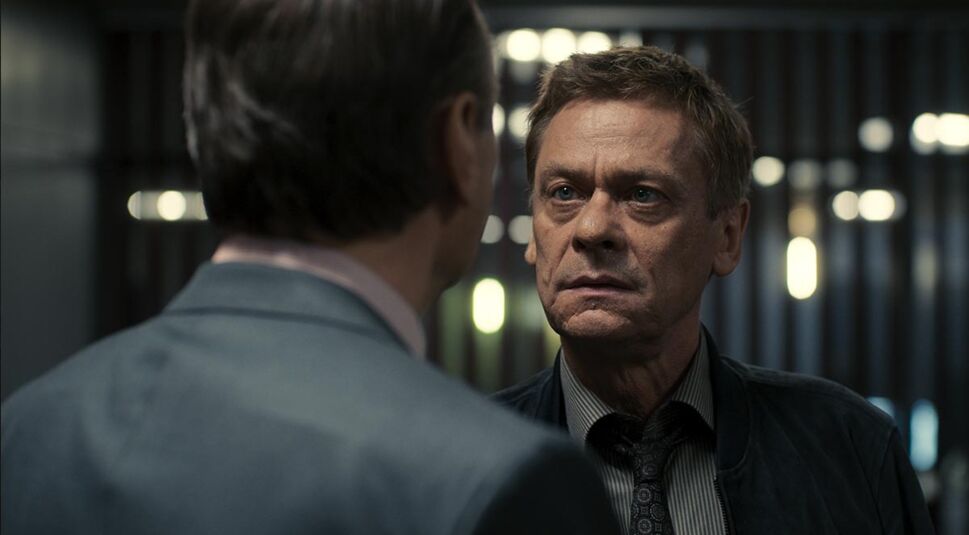 Sylvester Groth als Kommissar Clausen in Dark Staffel 2