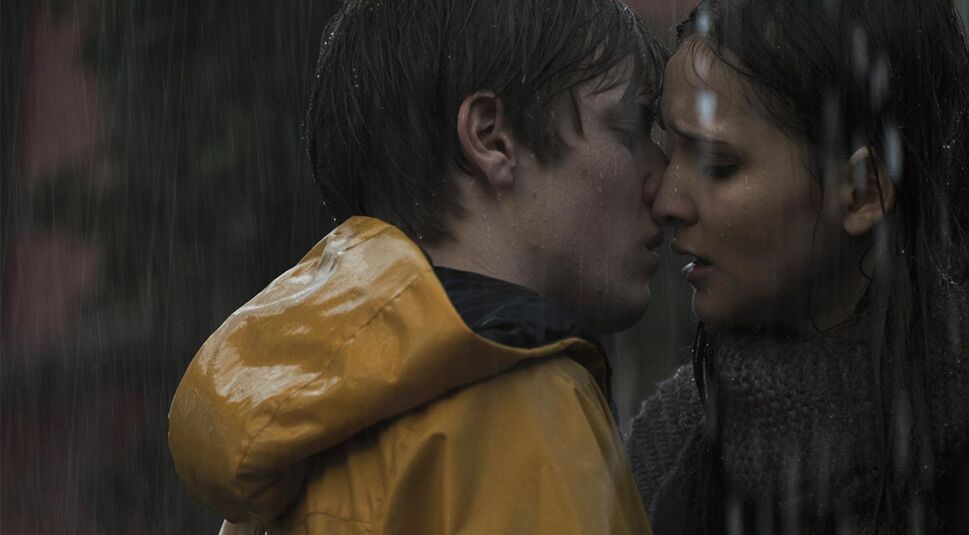Louis Hofmann und Lisa Vacari als Jonas Kahnwald und Martha Nielsen in Dark Staffel 2.