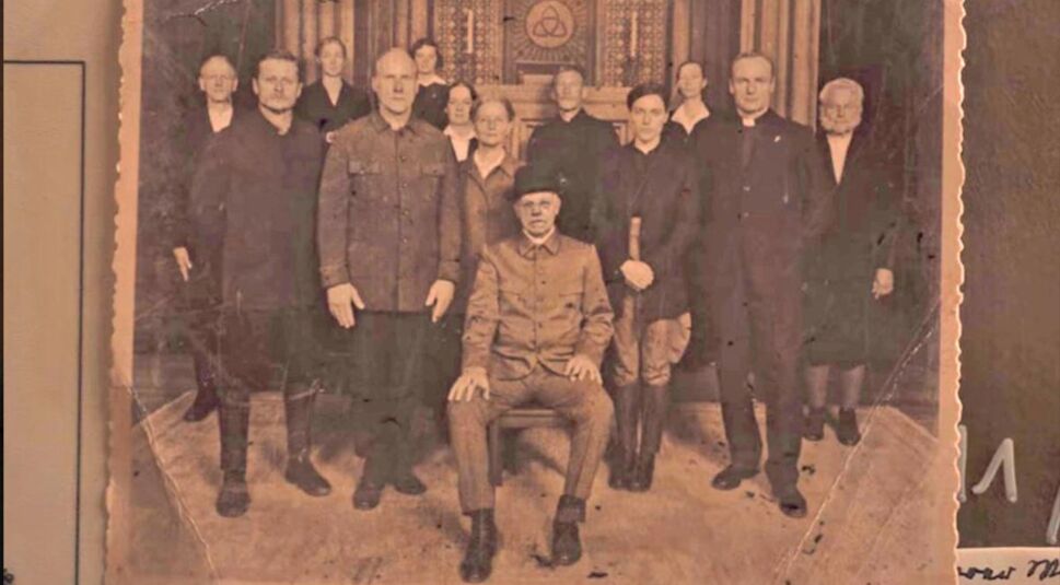 Ein vergilbtes Bild, das die Sic Mundus-Gruppe der Zeitreisenden aus Staffel 2 von Dark zeigt.