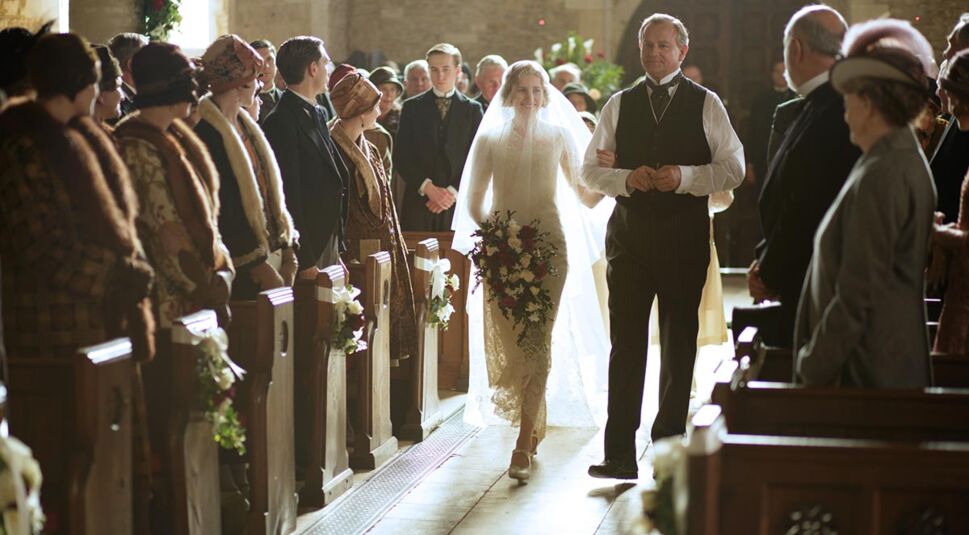 Ein Hochzeitspaar in Dowtown Abbey