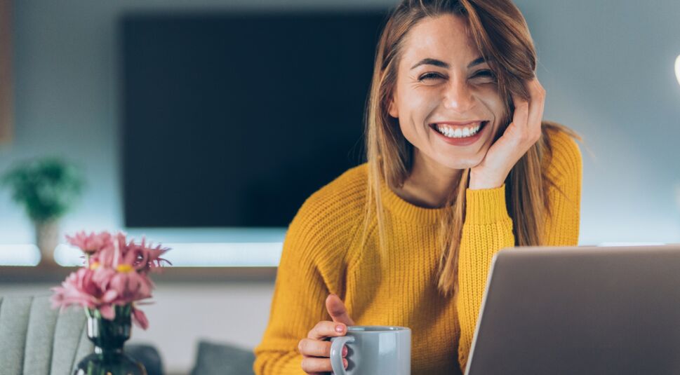 Junge Frau registriert sich für die Beta von Dropbox Transfer.