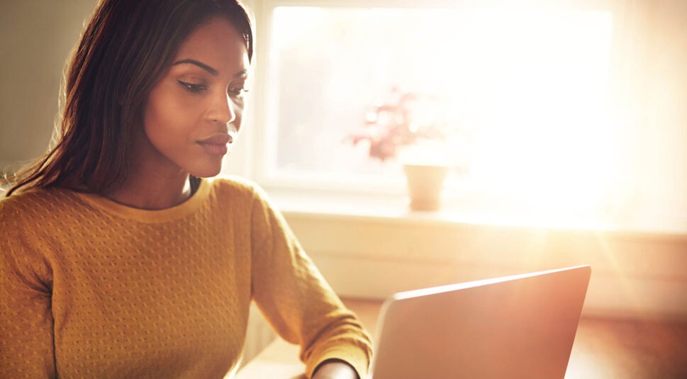 Frau lädt am Laptop ein Add-on für Kodi herunter.