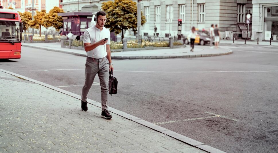 Junger Mann checkt seine Umgebung auf Google Street View.